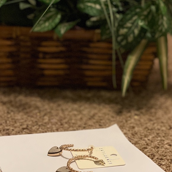 Beaded Hoop Earrings Gold-tone Wood Heart NWT - Picture 5 of 5